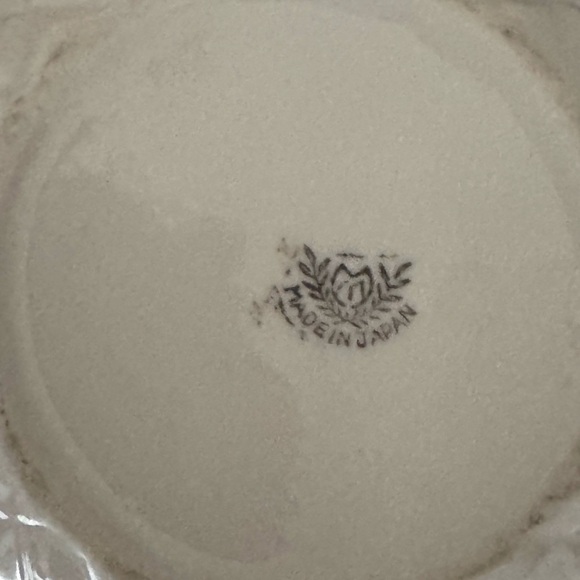 Cottage Core vintage White and Blue Ceramic Vases - Picture 5 of 5